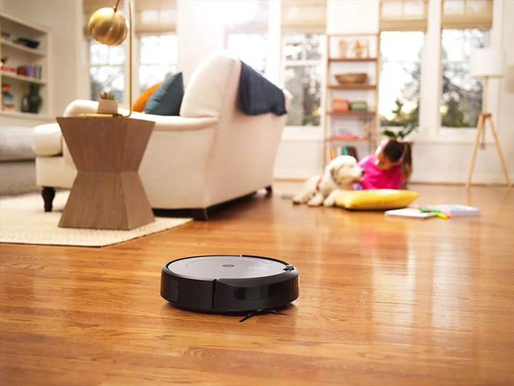 Robot aspirador iRobot limpiando el suelo de una sala de estar