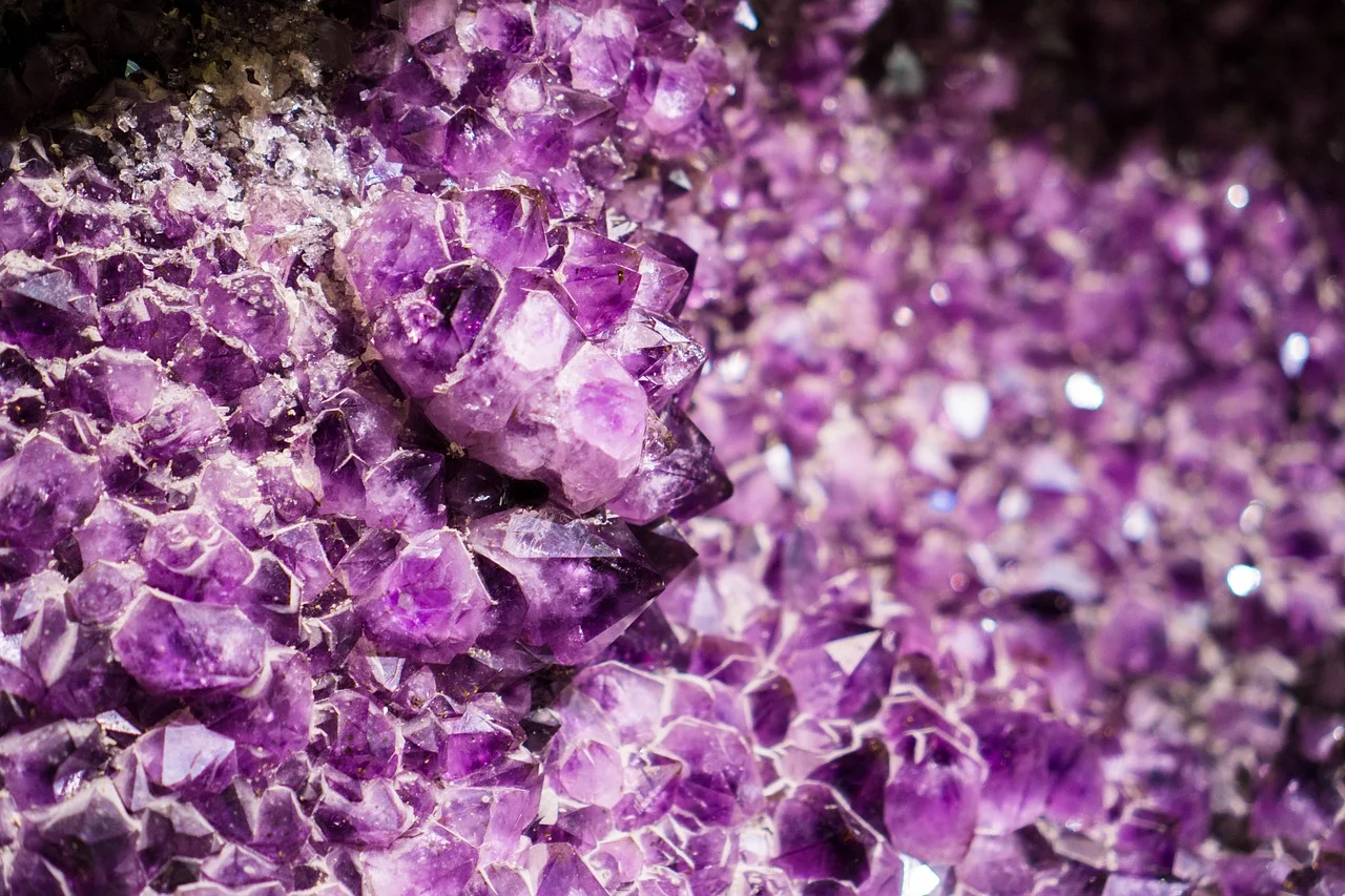 ¿Qué son los minerales y cómo se forman en la naturaleza?